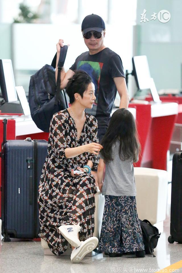 罗嘉良苏岩和女儿现身机场，背包贴三人卡通照，网友：苏岩你不能把头发好好梳一下吗？