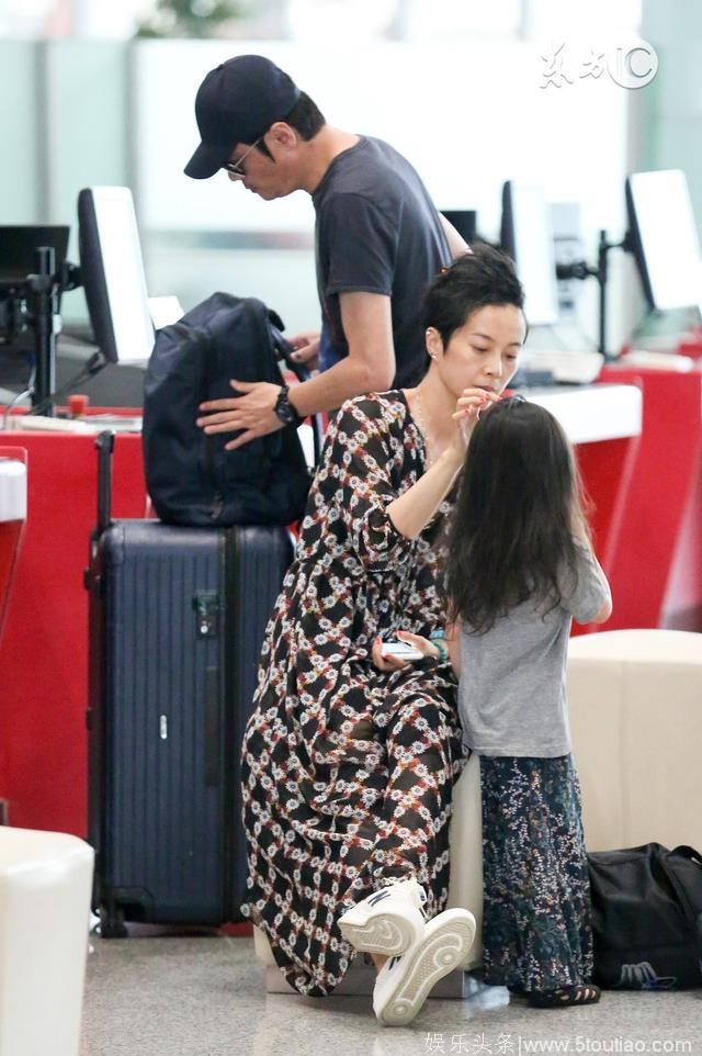 罗嘉良苏岩和女儿现身机场，背包贴三人卡通照，网友：苏岩你不能把头发好好梳一下吗？
