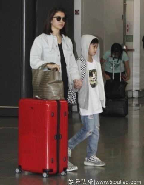曾经的香港小姐冠军 袁咏仪带儿子现身机场