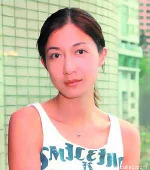 “小龙女”夜不归宿，吴绮莉担心却不敢斥责，成龙你不来管管？