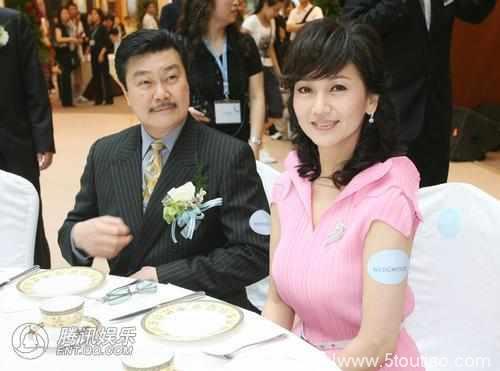 63岁赵雅芝与老公手挽手，恩爱甜蜜，简直是娱乐圈模范夫妻