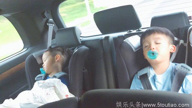 范玮琪黑人一家人外出游玩，开改装豪车好霸气，双胞胎儿子睡姿太可爱！