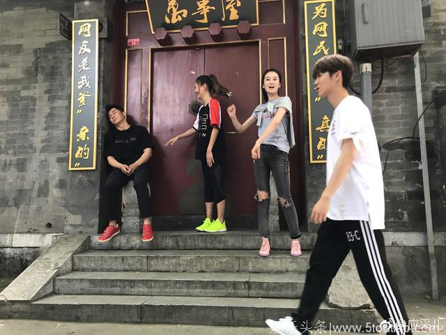 应采儿晒万事帮合照，鹿晗实力演绎什么叫“鹿过”