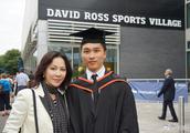 刘嘉玲晒与侄子合照，庆祝高材生毕业快乐，被网友误以为是儿子！