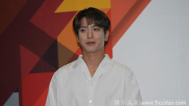 CNBLUE郑容和签名会 风骚派飞吻男粉丝上台全场起哄