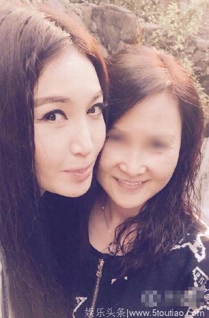 51岁温碧霞被传婚变后和友人合照，年龄相仿面相却隔了一辈，没有对比就没有伤害！