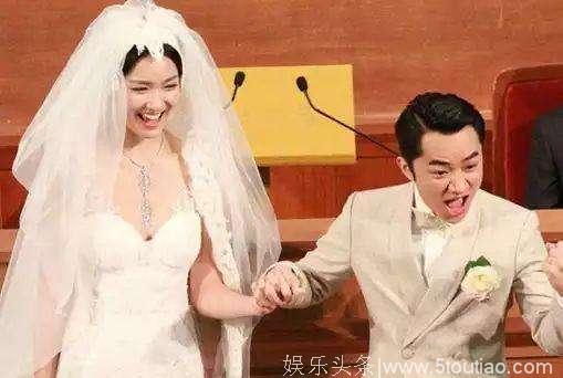 王祖蓝低调陪老婆逛超市，买特价面包和冰棍老婆依旧甜蜜~