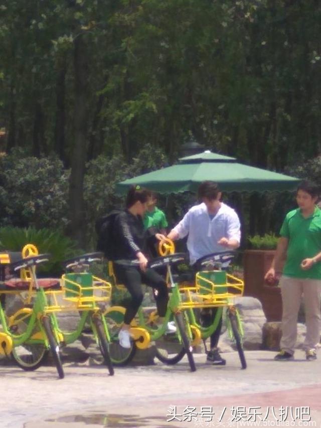 网友在公园偶遇贾静雯修杰楷夫妇骑脚踏车，留三个孩子在家撒欢真是放心
