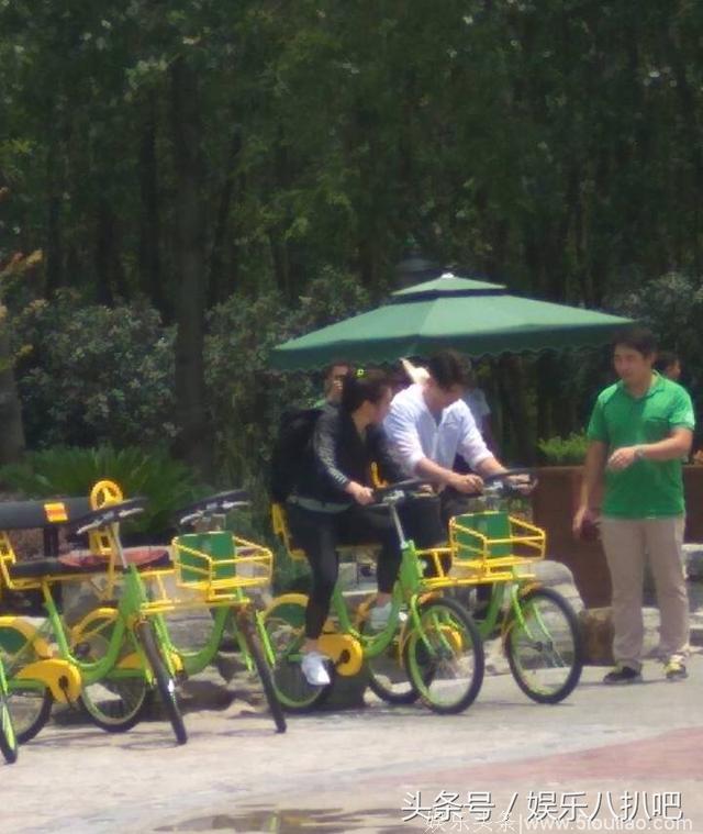 网友在公园偶遇贾静雯修杰楷夫妇骑脚踏车，留三个孩子在家撒欢真是放心