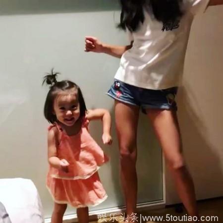 贾静雯大女儿梧桐妹，在家带咘咘尬舞玩嗨，两姐妹感情甚好让人羡慕！