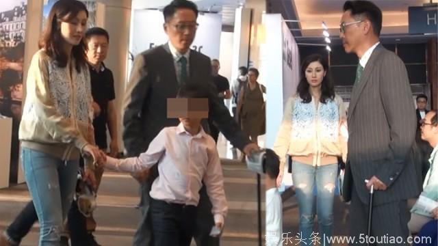 李嘉欣儿子首次拉头马，6岁就戴眼镜好像小绅士