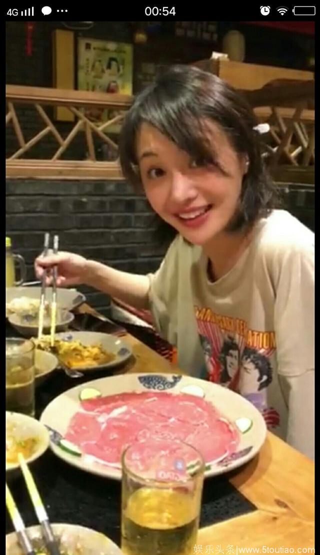 郑爽深夜素颜直播吃火锅庆祝新剧杀青，叫替身妍妍“老公”正版们都吃醋了