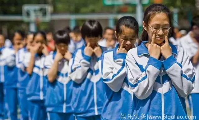 韩国校服美炸了，中国校服丑爆了，可为啥韩国少女羡慕中国校服？