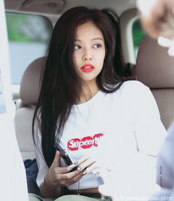 一身潮牌！BLACKPINK 成员Jennie 展现今年最潮穿搭！