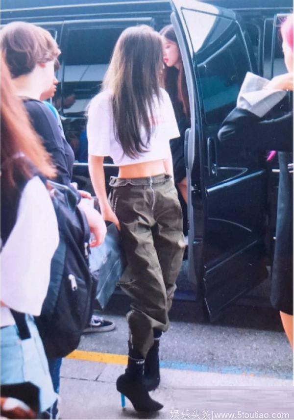 一身潮牌！BLACKPINK 成员Jennie 展现今年最潮穿搭！