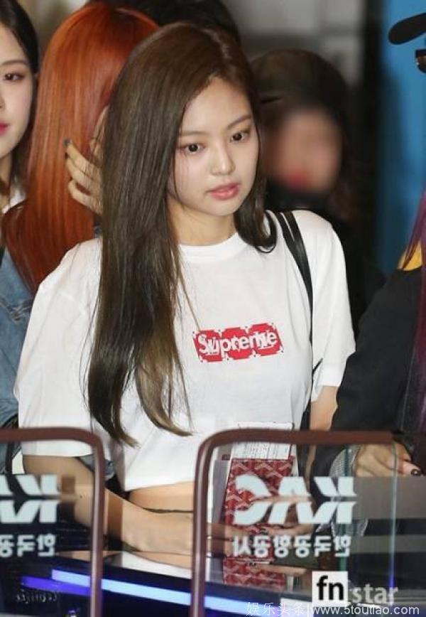 一身潮牌！BLACKPINK 成员Jennie 展现今年最潮穿搭！