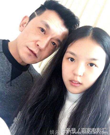 李咏女儿从小被骂丑，如今长大太漂亮，李咏剪去长发太帅，网友：这么多年被理发师坑了