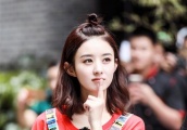 赵丽颖换了一身上衣好美，穿了高跟帆布鞋展示实际身高！