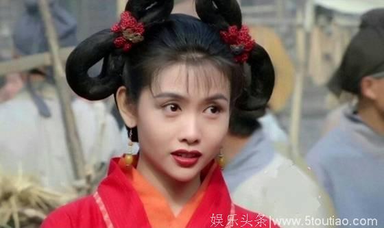 49岁的邱淑贞显老态，女儿美得像翻版，撞脸关之琳？