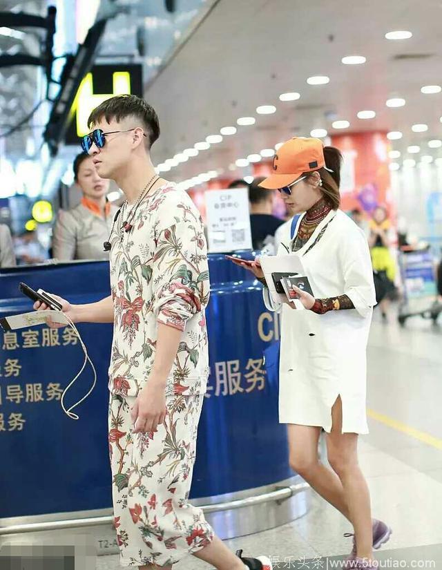 曹云金再次携手“林华华”现身，两人潮装疑似海边度假归来