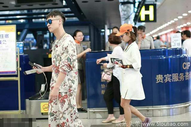 曹云金再次携手“林华华”现身，两人潮装疑似海边度假归来