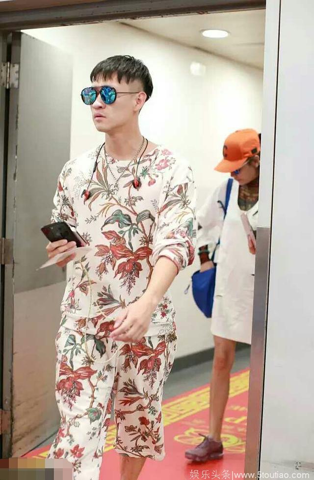 曹云金再次携手“林华华”现身，两人潮装疑似海边度假归来