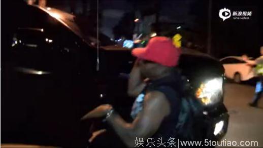 比伯驾车遭狗仔围堵猛地冲出撞倒人 接下来的行为获众人点赞