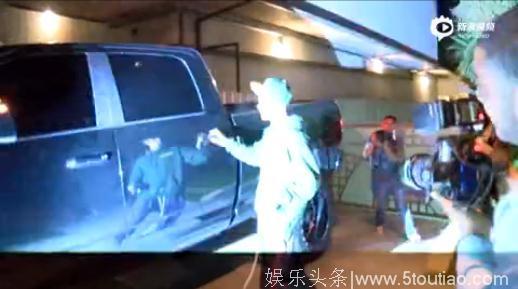 比伯驾车遭狗仔围堵猛地冲出撞倒人 接下来的行为获众人点赞