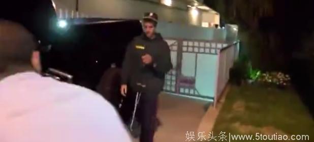 贾斯汀·比伯开车撞倒狗仔立刻下车询问 网友点赞