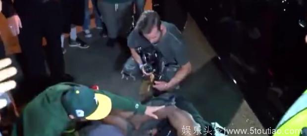 贾斯汀·比伯开车撞倒狗仔立刻下车询问 网友点赞