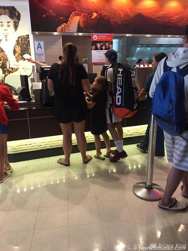 贝克汉姆爱女小七再现身快餐厅，自己端餐盘超乖巧