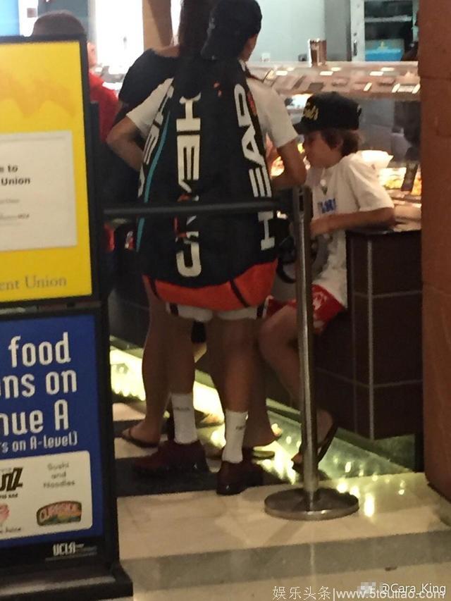 贝克汉姆爱女小七再现身快餐厅，自己端餐盘超乖巧