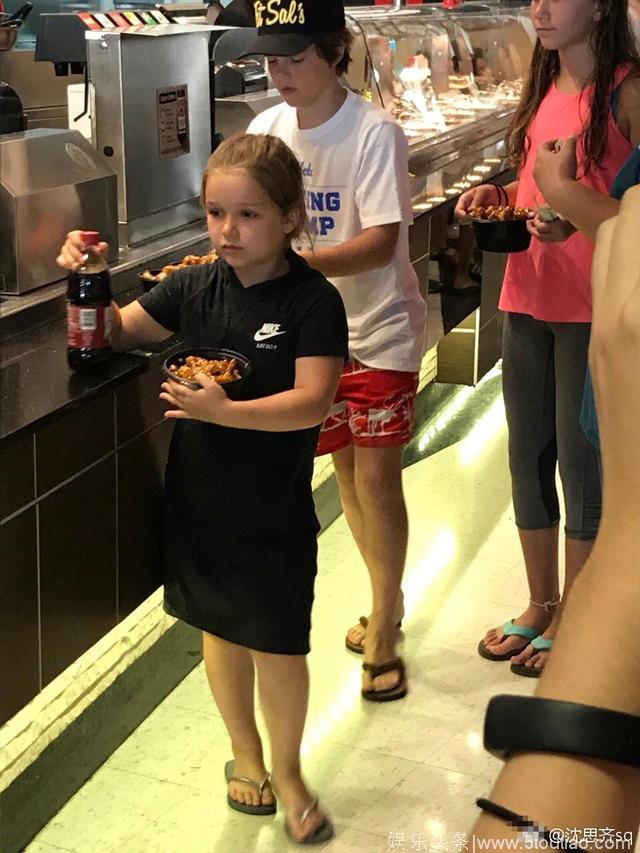 贝克汉姆爱女小七再现身快餐厅，自己端餐盘超乖巧