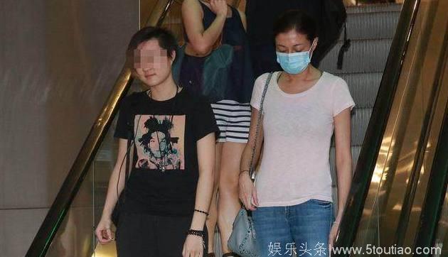 小龙女吴卓琳和吴绮莉现身，妈妈暴瘦，女儿的胳膊让人怒了