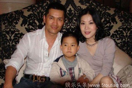 为老婆放弃周海媚和邝美云，儿子15岁长这样，网友们说是报应