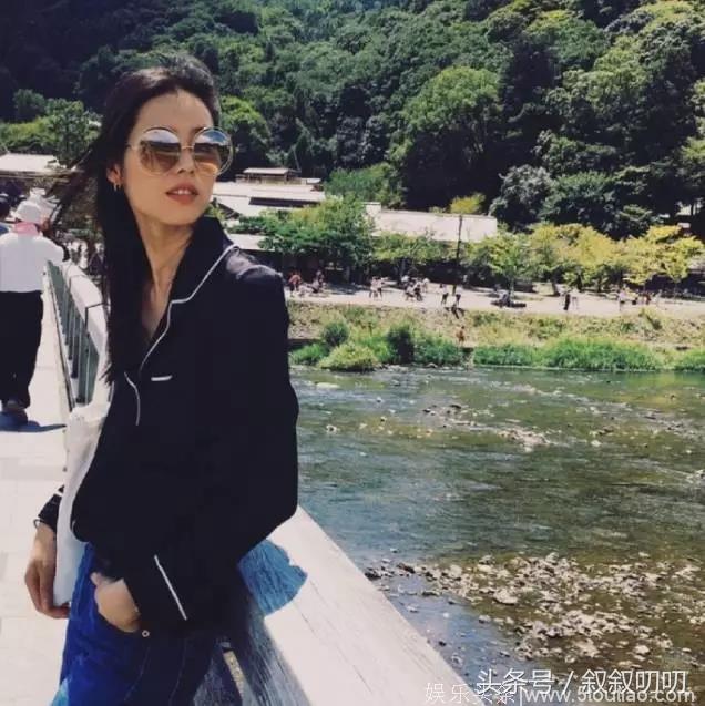 “大表姐”刘雯的私服瞬间留影，美人在骨不在皮，刘雯美在骨子里