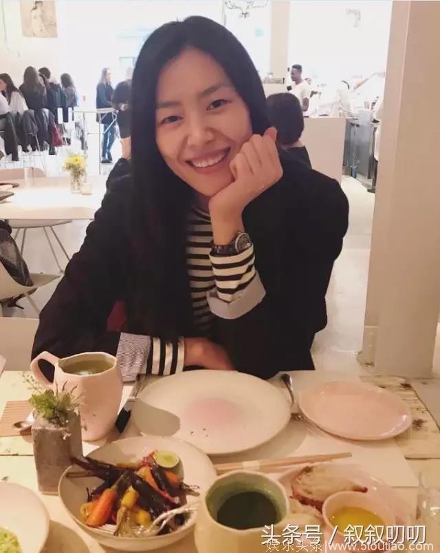 “大表姐”刘雯的私服瞬间留影，美人在骨不在皮，刘雯美在骨子里