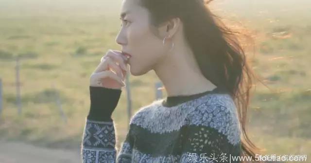 “大表姐”刘雯的私服瞬间留影，美人在骨不在皮，刘雯美在骨子里