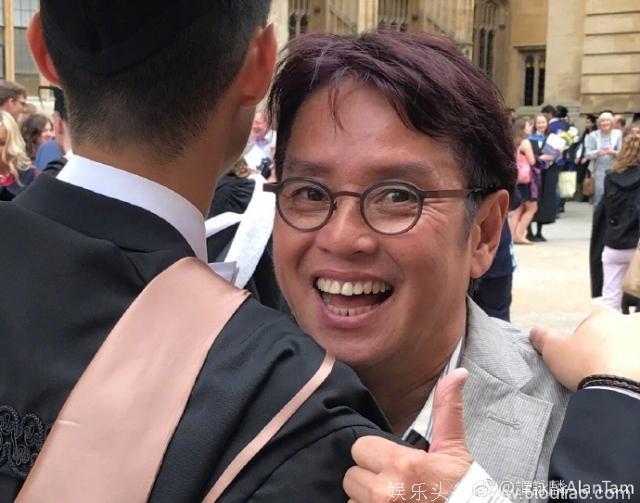 谭咏麟破禁社交网发合照，宣布儿子牛津硕士毕业，果然高大又靓仔