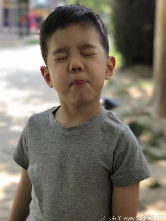 “喜欢脱裤子”的嗯哼一下变“小熟男”，只是这狗啃刘海、歪门牙咋回事？