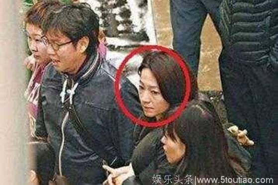 谭咏麟庆儿子毕业，发妻杨洁薇不闻不问，她却彻底“转正”了