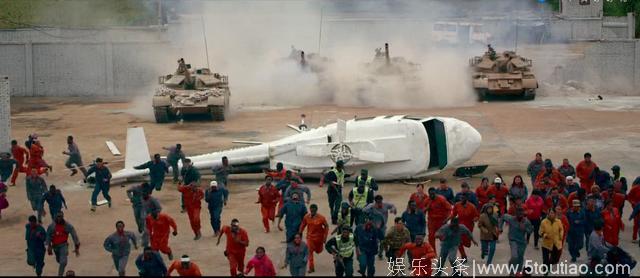 战狼II，过瘾！中国海军最先进驱逐舰当道具 先进武器充满影片每一帧