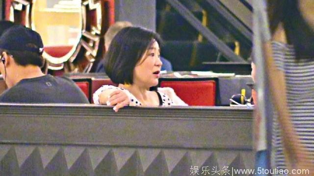 林青霞淡妆霸气叹茶，白滑肌肤很抢镜，怎么看都不像已62岁