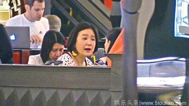 林青霞淡妆霸气叹茶，白滑肌肤很抢镜，怎么看都不像已62岁