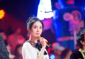 杨幂现身综艺节目《明日之子》的录制现场。杨幂扎着花苞头, 身穿水手风小皮裙似少女