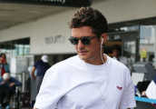奥兰多-布鲁姆(Orlando Bloom)现身机场
