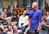 导演蔡明亮跨界当歌手 400多名粉丝捧场担心唱歌假牙飞出去