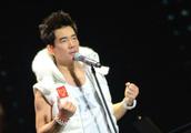 50岁任贤齐冰天雪地开演唱会，这就是小鲜肉和歌手的差距！