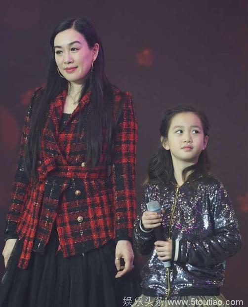 钟丽缇女儿考拉参加节目近照，网友：这颜值可以进娱乐圈了！