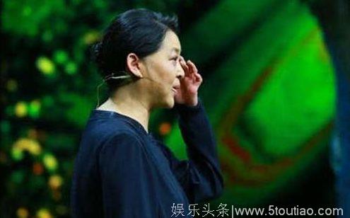 59岁倪萍腿脚不便，比70岁的汪明荃还显老，该不该继续主持节目？